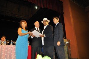 DSC_0219_02 O jornalista e compositor Cláudio Ribeiro, recebendo das mãos dos vereadores e prefeito "Canduca" o Titulo de CIDADÃO HONORÁRIO DE ANTONINA pelos relevantes serviços prestados na área da Cultura