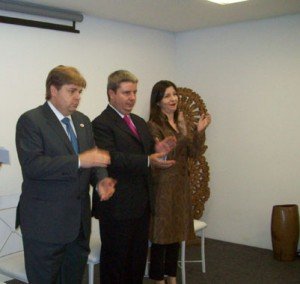 minas artistas Aplausos para o lançamento do novo programa de Minas. Secretários de turismo e cultura e o governador no evento do Espaço Minas